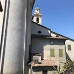 La Casa All'ombra Della Chiesa