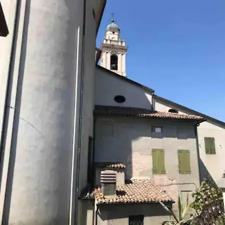 La Casa All'ombra Della Chiesa