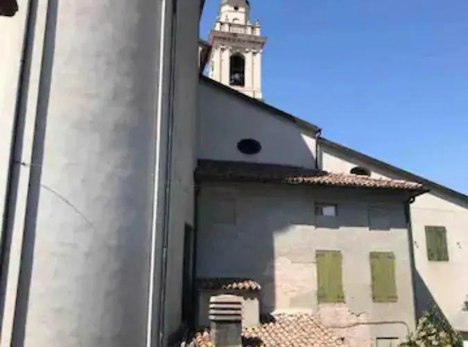 La Casa All'ombra Della Chiesa